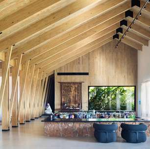 Casa celeiro de madeira une o rústico e o moderno em projeto de 1230 m²
