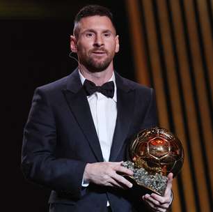 Messi ignora PSG e agradece seleção argentina por 8ª Bola de Ouro