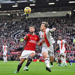 Manchester United vence o Luton Town com gol chorado e ameniza a crise