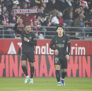 Mbappé marca três vezes, PSG vence Reims e assume a liderança do Campeonato Francês