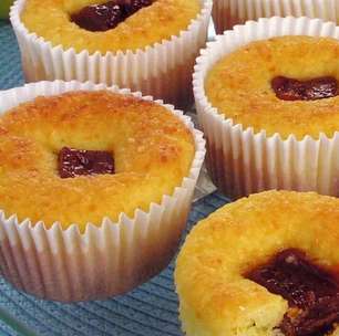 Queijadinha com goiabada para servir no café da tarde