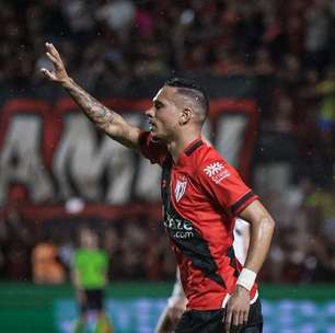 Atacante do Atlético-GO diz poder fazer a 'função de 9' para substituir Coutinho e projeta: "Estou à disposição e darei meu melhor"