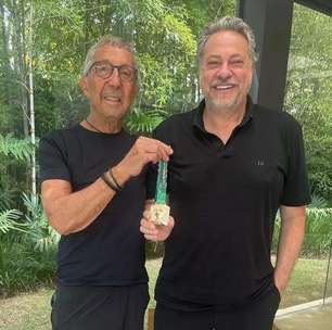 Casares presenteia empresário Abílio Diniz, consultor do São Paulo, com medalha da Copa do Brasil