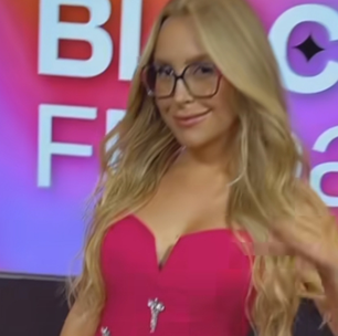 Carla Diaz brilha com "penduricalhos" em look Barbiecore