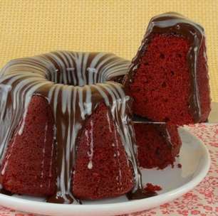 Bolo red velvet com cobertura de chocolate para a sobremesa
