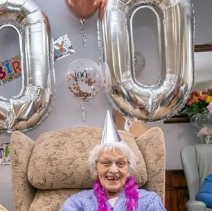 Gêmeas idênticas celebram aniversário de 100 anos juntas na Inglaterra