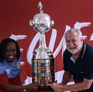 Taça da Libertadores do Fluminense é exposta a atletas e funcionários em Xerém