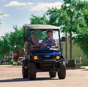 Americanos adotam carrinhos de golfe elétricos como automóvel