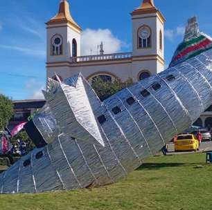 Cidade colombiana faz decoração de Natal simulando acidente da Chape e gera revolta