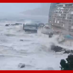 Mar Negro forma ondas gigantes após tempestade na Rússia