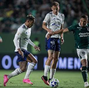 Cruzeiro marca no fim, supera Goiás e respira contra o rebaixamento