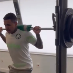 Em recuperação de cirurgia no joelho, Dudu publica vídeo fazendo exercícios no CT do Palmeiras