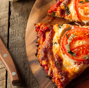 Fácil de fazer: Pizza marguerita vegana com queijo de castanha