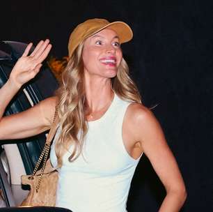 Gisele surge com a filha e de peças básicas: jeans, regata e boné
