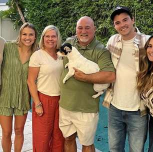 Jogadora Marta recebe família de namorada em mansão do casal nos EUA