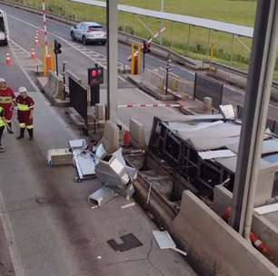 Caminhão derruba cabine de pedágio na Freeway