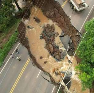 Chuvas em SC: cratera se abre em rodovia de cidade e causa transtornos