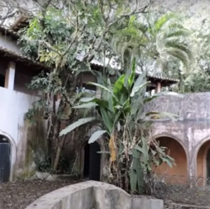 Abandonada desde 2009, mansão de Clodovil, em Ubatuba, pode ser demolida