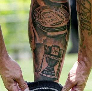 Zagueiro do São Paulo, Alan Franco tatua Morumbi e taça da Copa do Brasil na perna