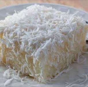 Bolo gelado de coco um bolo divino que deixa todo mundo querendo mais um pedaço