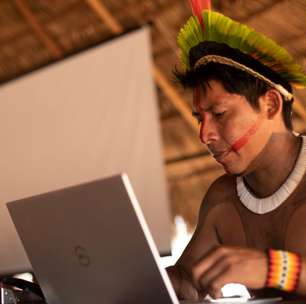 Indígena supera dificuldades com idioma e tecnologia para lidar com finanças da sua aldeia