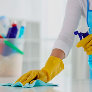 5 motivos para não limpar o piso com água sanitária e cloro