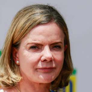 Gleisi defende "parcelado sem juros" e critica Febraban