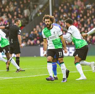 Liverpool assume liderança em jogo marcado por virada nos acréscimos e marca de Salah