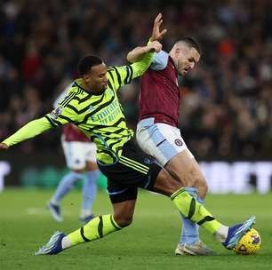 Arsenal é derrotado pelo Aston Villa e perde liderança do Campeonato Inglês para o Liverpool