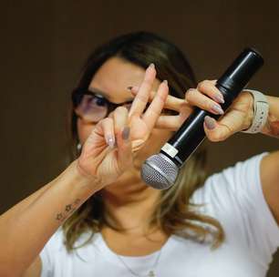 Em evento do PT, Janja faz símbolo de cadeia para Bolsonaro