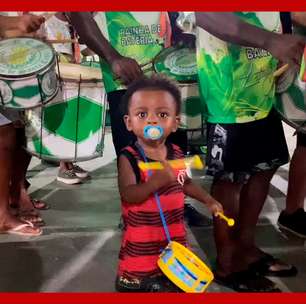 Criança de 2 anos viraliza ao tocar bateria em ensaio de escola de samba no RJ