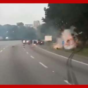 Criminosos explodem carro-forte em assalto na Rodovia dos Imigrantes, em SP