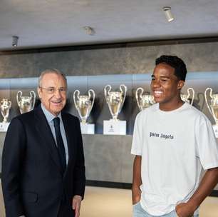 Endrick conhece sala de troféus da Liga dos Campeões do Real Madrid ao lado do presidente do clube