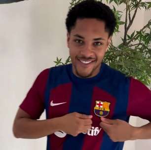 Em vídeo publicado pelo Barcelona, Vitor Roque já veste a camisa e beija símbolo do clube