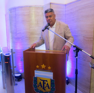 Presidente da AFA inaugura placa em homenagem aos campeões da Copa do Mundo 2022