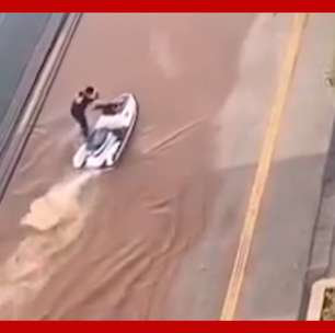 Homem é flagrado usando jet ski em rua alagada por temporal em Goiânia