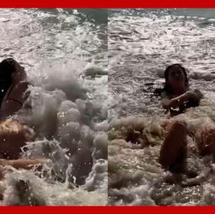 Jade Picon 'leva caldo' ao tentar fazer saída sensual do mar