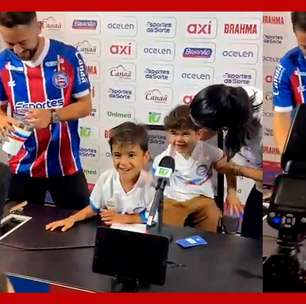 Filho de Everton Ribeiro puxa hino do Flamengo em apresentação do pai no Bahia