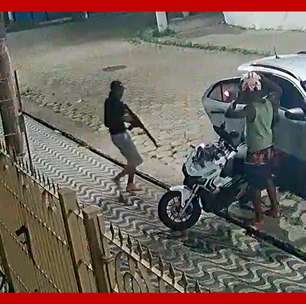 Criminosos usam fuzil para roubar moto de casal em São Vicente (SP)