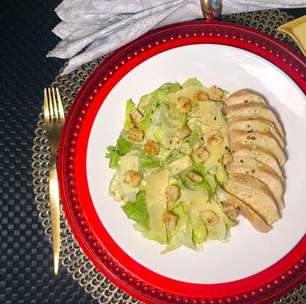 Salada caesar, molho, frango grelhado: prato leve e completo