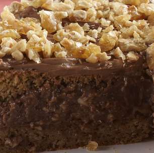 Bolo de amendoim, café e chocolate
