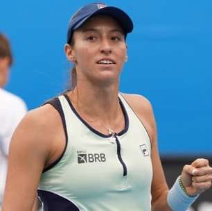 Luisa Stefani comemora vitória em batalha no Australian Open