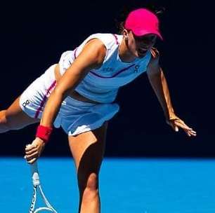 Swiatek tropeça e é eliminada por Noskova no Australian Open