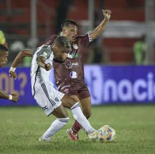 Com gramado pesado, Atlético-MG perde de virada para o Patrocinense na estreia do Mineiro