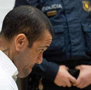 Daniel Alves é condenado a 4 anos e 6 meses de prisão por estupro de jovem em boate de Barcelona