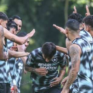 Damián Suárez recebe 'batismo' de companheiros do Botafogo