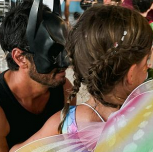 Rodrigo Santoro curte bloquinho de carnaval com Mel Fronckowiak e a filha no interior de SP