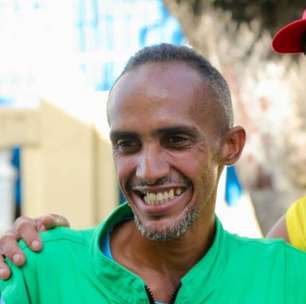 Após 15 anos, servidor reencontra irmão catador de latinhas em ação no Carnaval de Salvador
