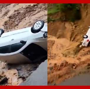 Carro com idosos cai em cratera que se abriu em rodovia após fortes chuvas em SC
