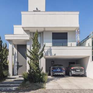 Com 500 m², casa clean tem paleta clara, closet e cozinha provençal